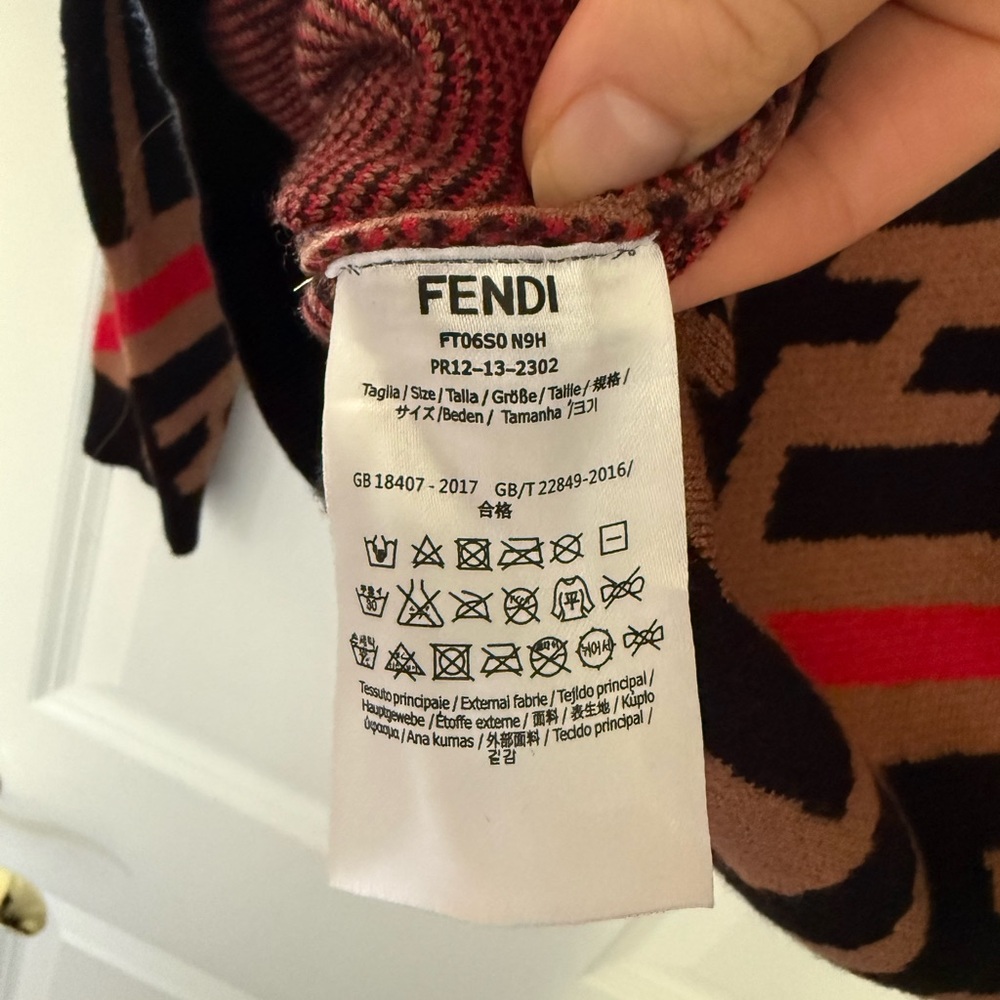 Fendi Logo Sweater - Picture 5 of 5